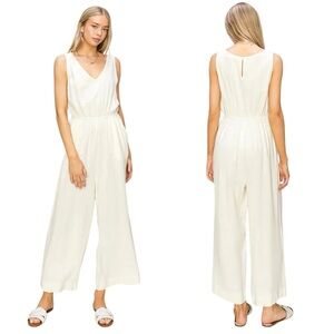Double Zero Boho White V-Neck Wide Leg Sleeveless
Effortless Style Jumpsuit